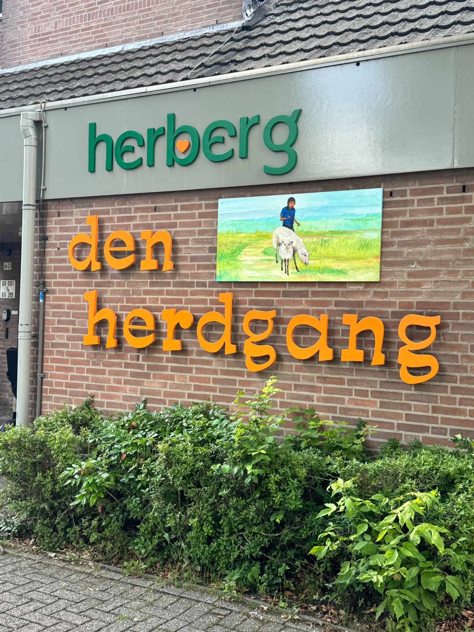 De gevel van Herberg Den Herdgang aan de Berlagehof in Tilburg